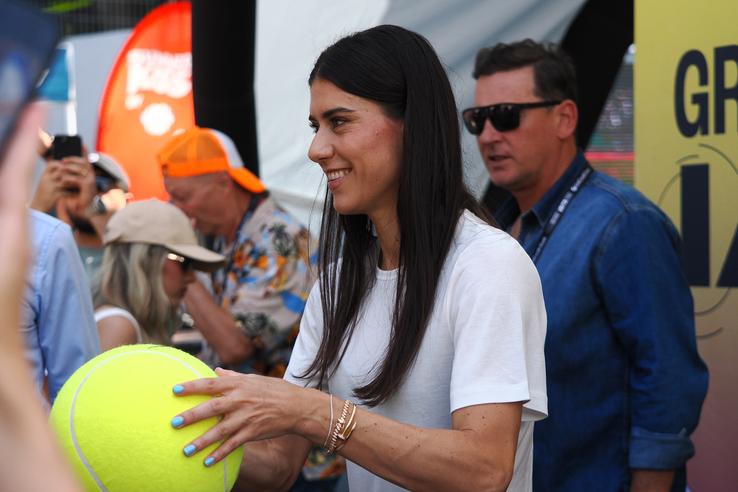 Sorana Cîrstea semnând autografe la Iași  FOTO Roxana Fleșeru