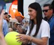 Sorana Cîrstea semnând autografe la Iași  FOTO Roxana Fleșeru