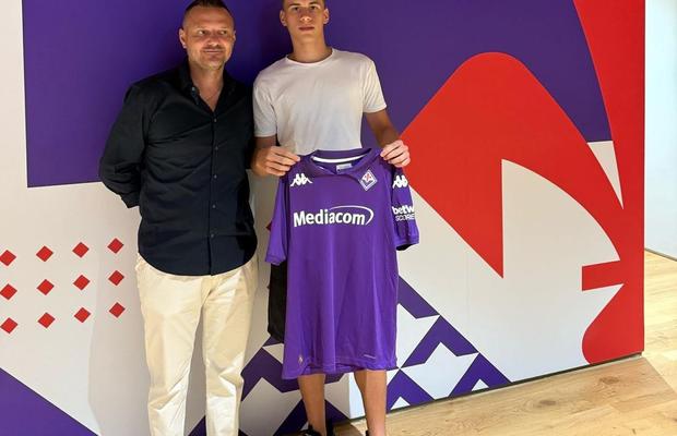 Încă un român la Fiorentina! » Cine e jucătorul care a semnat definitiv cu toscanii la puțin timp după ce acolo a ajuns și Radu Drăgușin