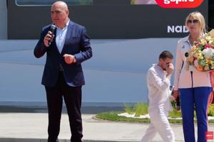 Sala „Nadia Comăneci”, inaugurată » Ilie Bolojan a urcat pe scenă și i-a oferit un buchet de flori Nadiei