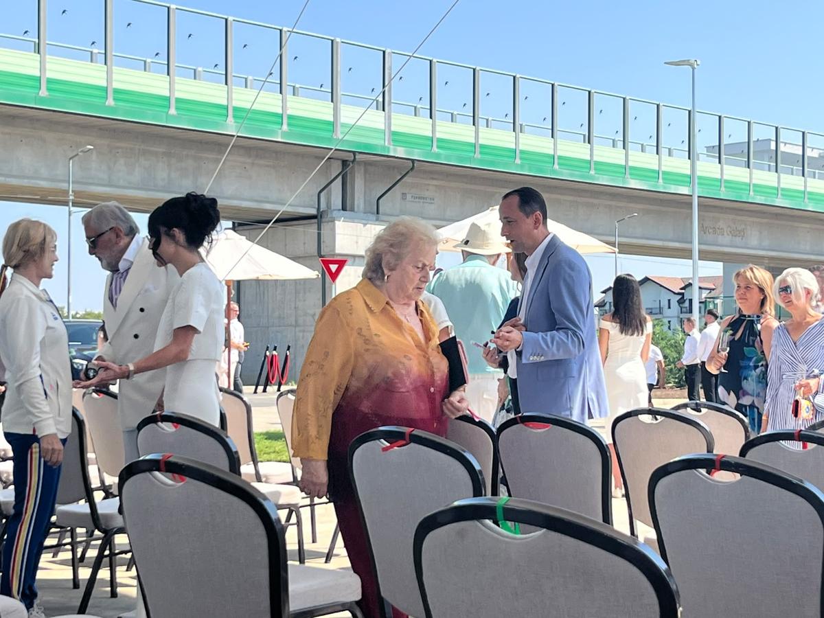 Sala „Nadia Comăneci”, inaugurată » Nadia, Ion Țiriac și Ilie Bolojan au tăiat panglica