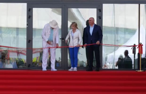 Sala „Nadia Comăneci”, inaugurată » Nadia, Ion Țiriac și Ilie Bolojan au tăiat panglica