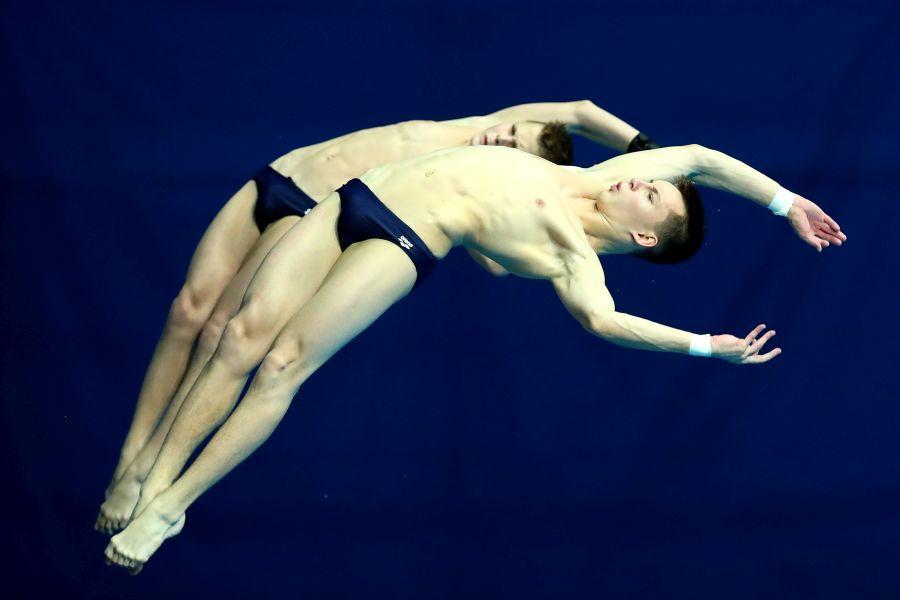 Sincronizare aproape perfectă în aer între Serbin și Sereda (plan secund) FOTO Guliver/GettyImages Micul prinț al bazinului » La numai 13 ani, Oleksii Sereda a devenit cel mai tânăr campion european din istorie, el cucerind titlul la platformă 10 m