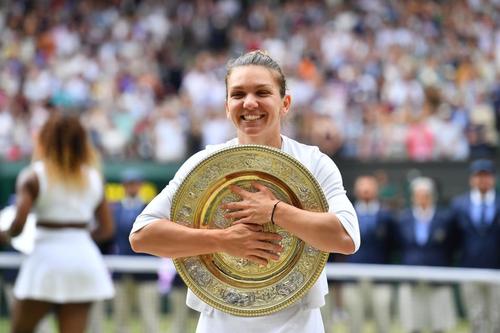 Simona Halep cu trofeul de la Wimbledon 2019, triumf răsplătit cu 3 milioane de dolari Foto Raed Krishan