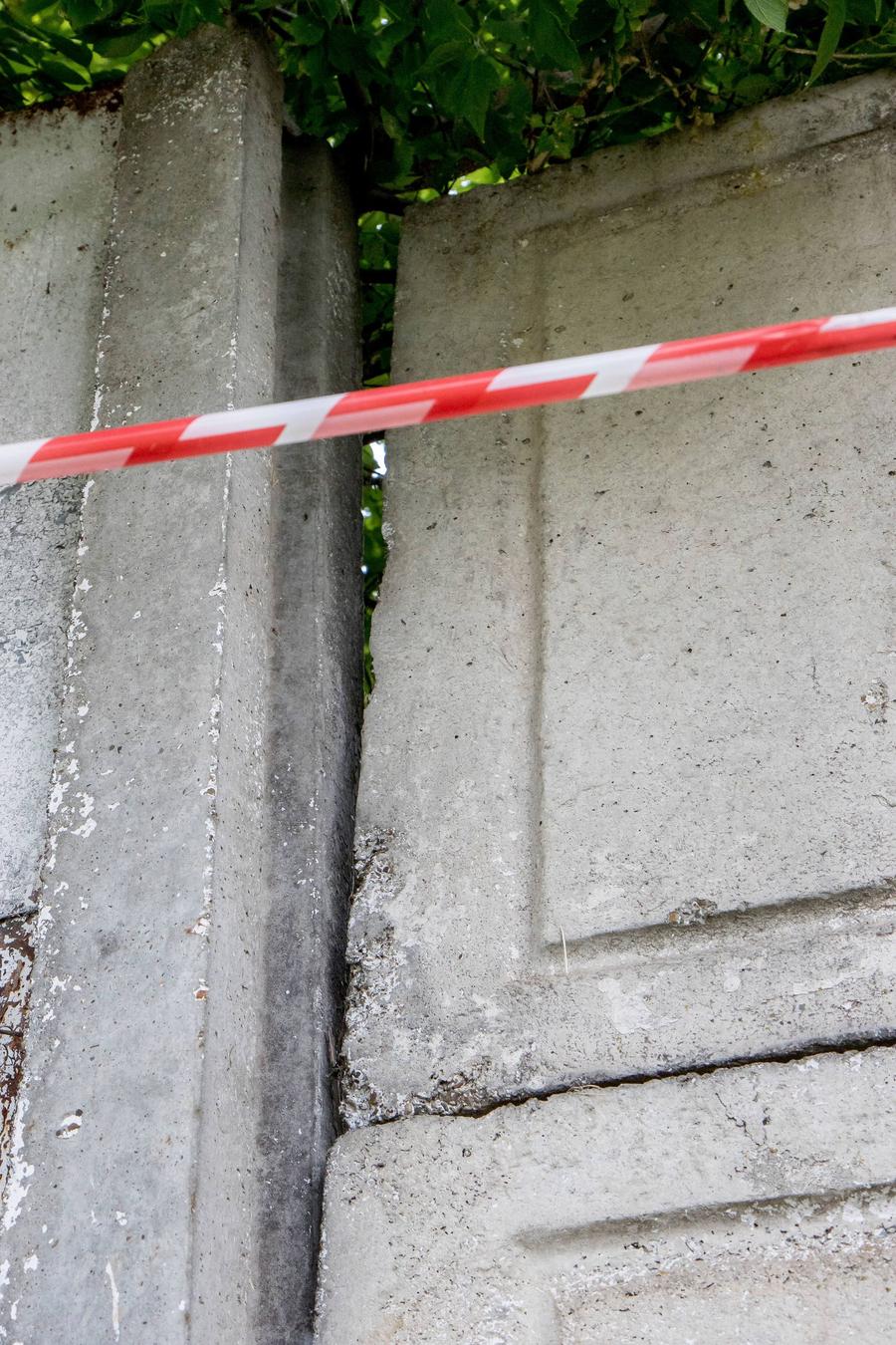 Plăcile de beton stau să cadă iar Se joacă în continuare în capcana morții! Stadionul pe care un copil a fost strivit, încă în funcțiune