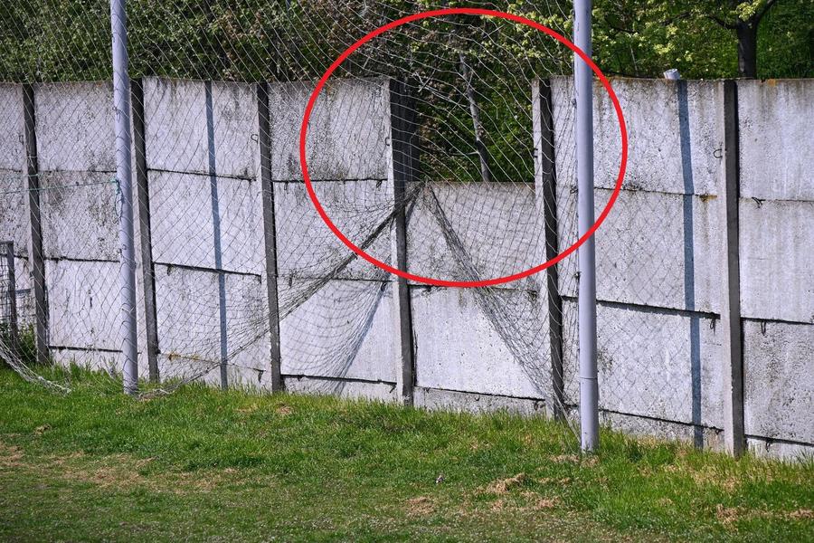 Din acel loc s-a desprins bucata de gard care l-a ucis pe David Se joacă în continuare în capcana morții! Stadionul pe care un copil a fost strivit, încă în funcțiune