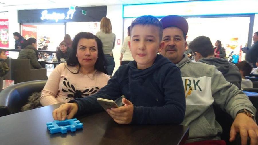 David Chiric și părinții săi, pe când formau o familie fericită Se joacă în continuare în capcana morții! Stadionul pe care un copil a fost strivit, încă în funcțiune