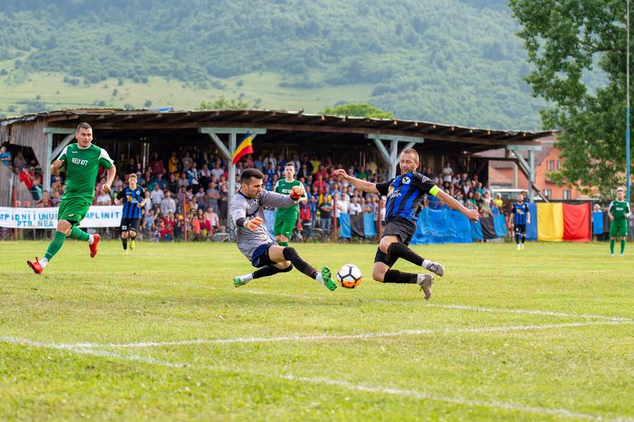 Eroul pompier e și un atacant foarte bun, raportat la nivelul la care evoluează FOTO Arhivă personală Golgeter în lupta cu focul » Un fotbalist român, printre pompierii din Grecia: „Asta ne-a mirat cel mai mult”