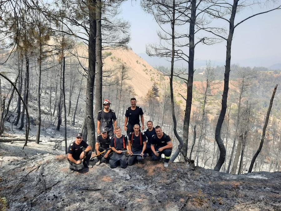 Dascălu (al doilea din dreapta, plan secund) și colegii săi, într-una din zonele afectate de incendii FOTO Arhivă personală Golgeter în lupta cu focul » Un fotbalist român, printre pompierii din Grecia: „Asta ne-a mirat cel mai mult”