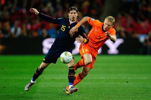 Dirk Kuyt, într-un duel cu Sergio Ramos