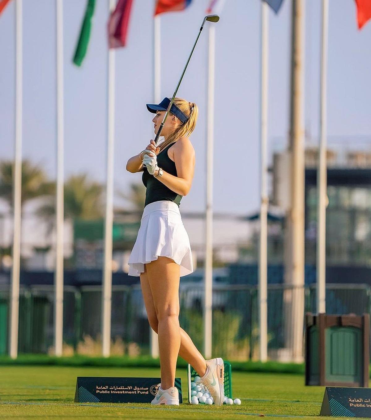 GALERIE FOTO. Bella Angel, frumusețea din golf care își bucură fanii cu cele mai provocatoare fotografii