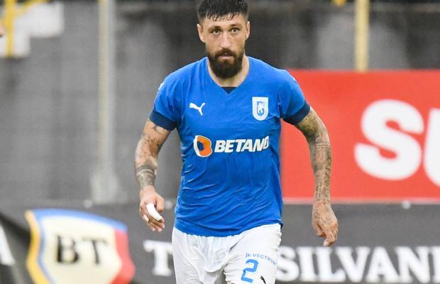 Ce gest stupid! Papp, eliminat la pauză în Craiova - Beer-Sheva » Conflict aprins pe tunel