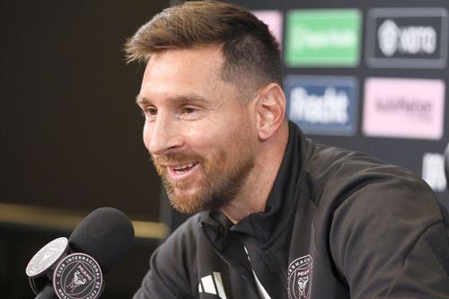 Lionel Messi, în timpul conferinței în care a atacat PSG-ul // Foto: Imago