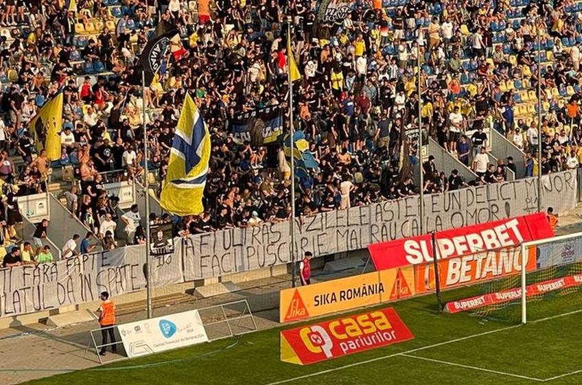 Galeria Petrolui a afișat mesaje de susținere pentru cei 7 membrii ai brigăzii „Knot 2004”, care au fost arestați în Grecia, la meciul cu FCU Craiova.