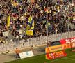 Galeria Petrolui a afișat mesaje de susținere pentru cei 7 membrii ai brigăzii „Knot 2004”, care au fost arestați în Grecia, la meciul cu FCU Craiova.