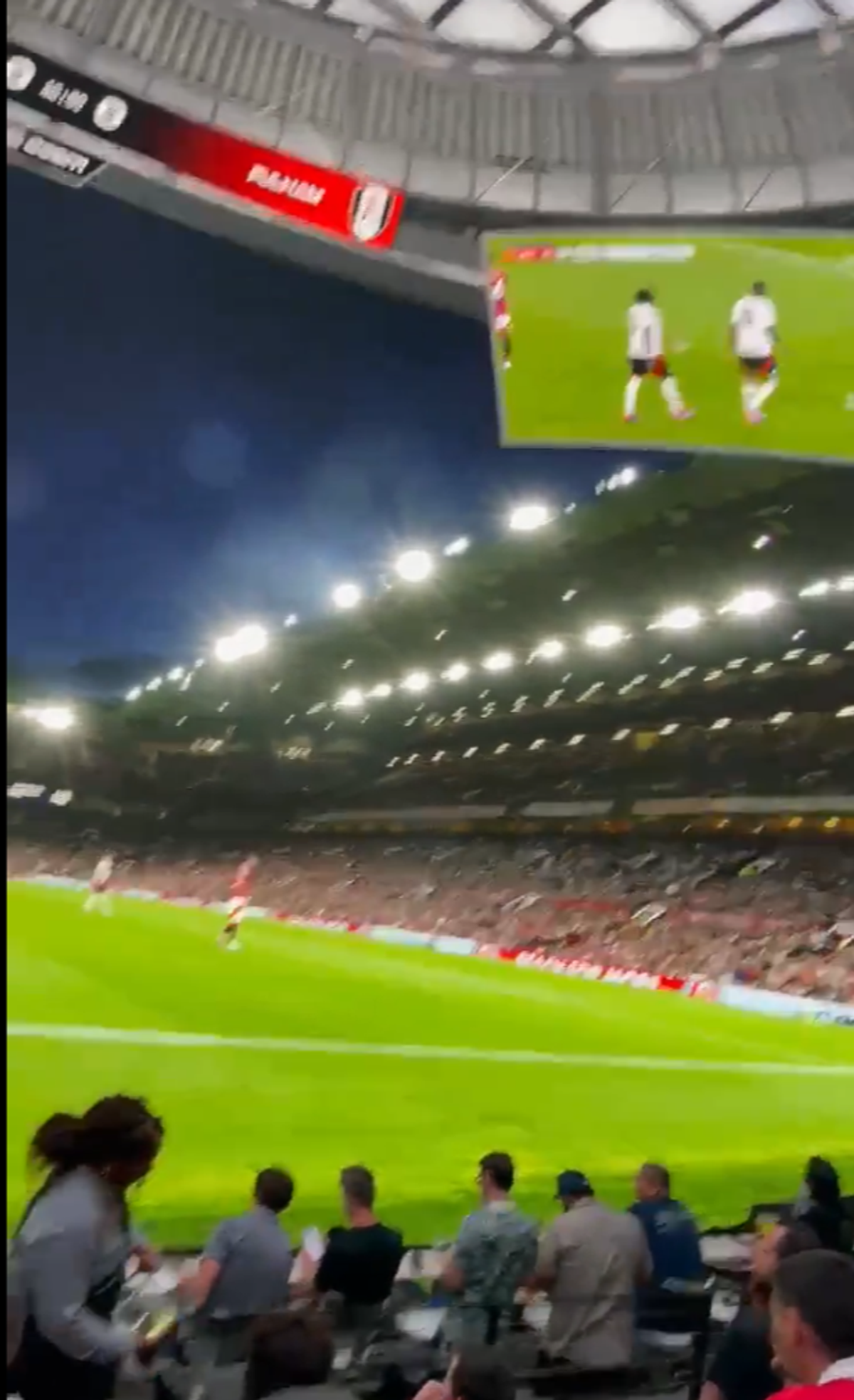 „Realitate partajată” la Manchester United - Fulham » Tehnologia incredibilă le permite fanilor din Las Vegas să vadă meciurile de parcă ar fi pe stadion: „Este o nebunie, am crezut că sunt pe Old Trafford!”
