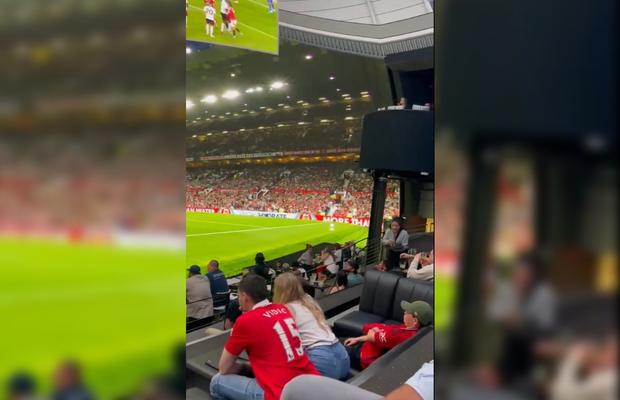 „Realitate partajată” la Manchester United - Fulham » Tehnologia incredibilă le permite fanilor din Las Vegas să vadă meciurile de parcă ar fi pe stadion: „Este o nebunie, am crezut că sunt pe Old Trafford!”