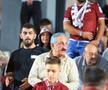 În timpul derby-ului dintre Rapid și Dinamo, Nicolae Cristescu, fostul finanțator al Rapidului, a fost surprins într-un mod inedit. Acesta s-a prezentat la partidă fiind vopsit albastru în tot capul / foto: Ionuț Iordache (GSP)