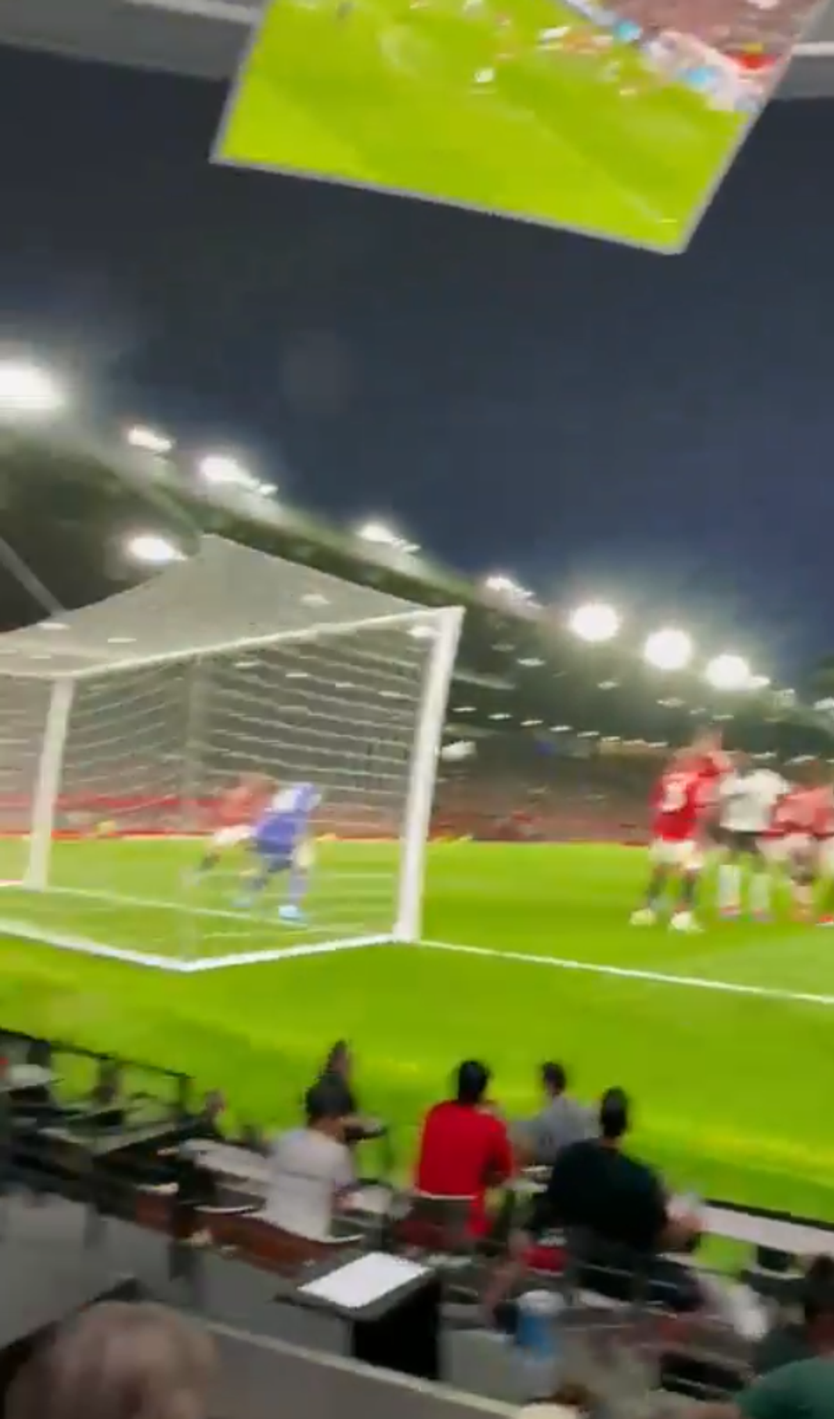 „Realitate partajată” la Manchester United - Fulham » Tehnologia incredibilă le permite fanilor din Las Vegas să vadă meciurile de parcă ar fi pe stadion: „Este o nebunie, am crezut că sunt pe Old Trafford!”