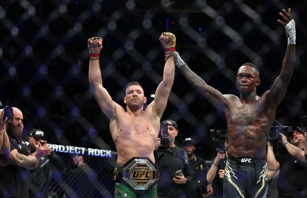 Dricus Du Plessis - Israel Adesanya, duelul celor mai populari africani din UFC, încheiat în runda a 4-a » Moment controversat în gală: arbitru dat afară din cauza unei decizii șocante