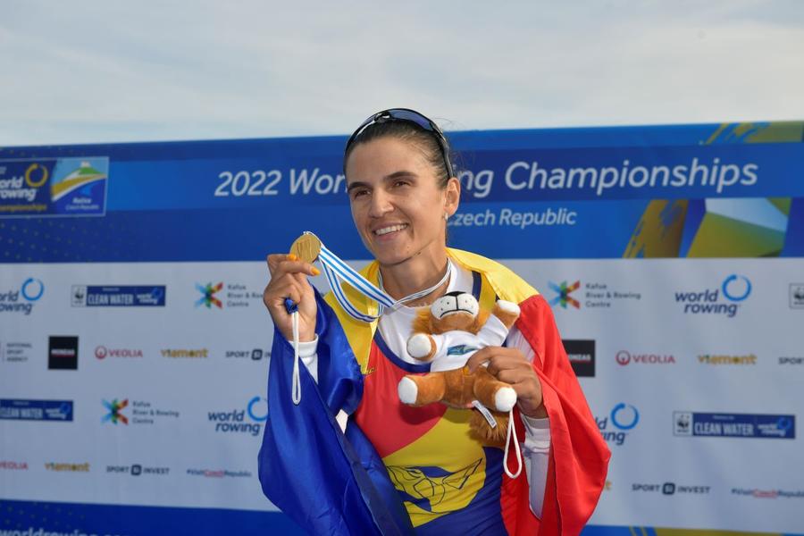 Ionela Cozmiuc cu medalia mondială de aur de la Racice 2022 Foto: Cristi Preda Ionela Cozmiuc, la ultima competiție din carieră după argintul olimpic de la Paris » Va concura la Campionatele Mondiale din Canada