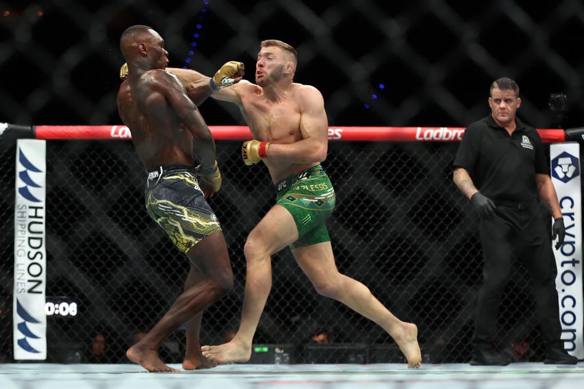 Dricus Du Plessis - Israel Adesanya, duelul celor mai populari africani din UFC, încheiat în runda a 4-a » Moment controversat în gală: arbitru dat afară din cauza unei decizii șocante