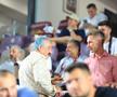 Apariție excentrică în Giulești » Fostul patron al clubului a apărut cu părul vopsit albastru la derby