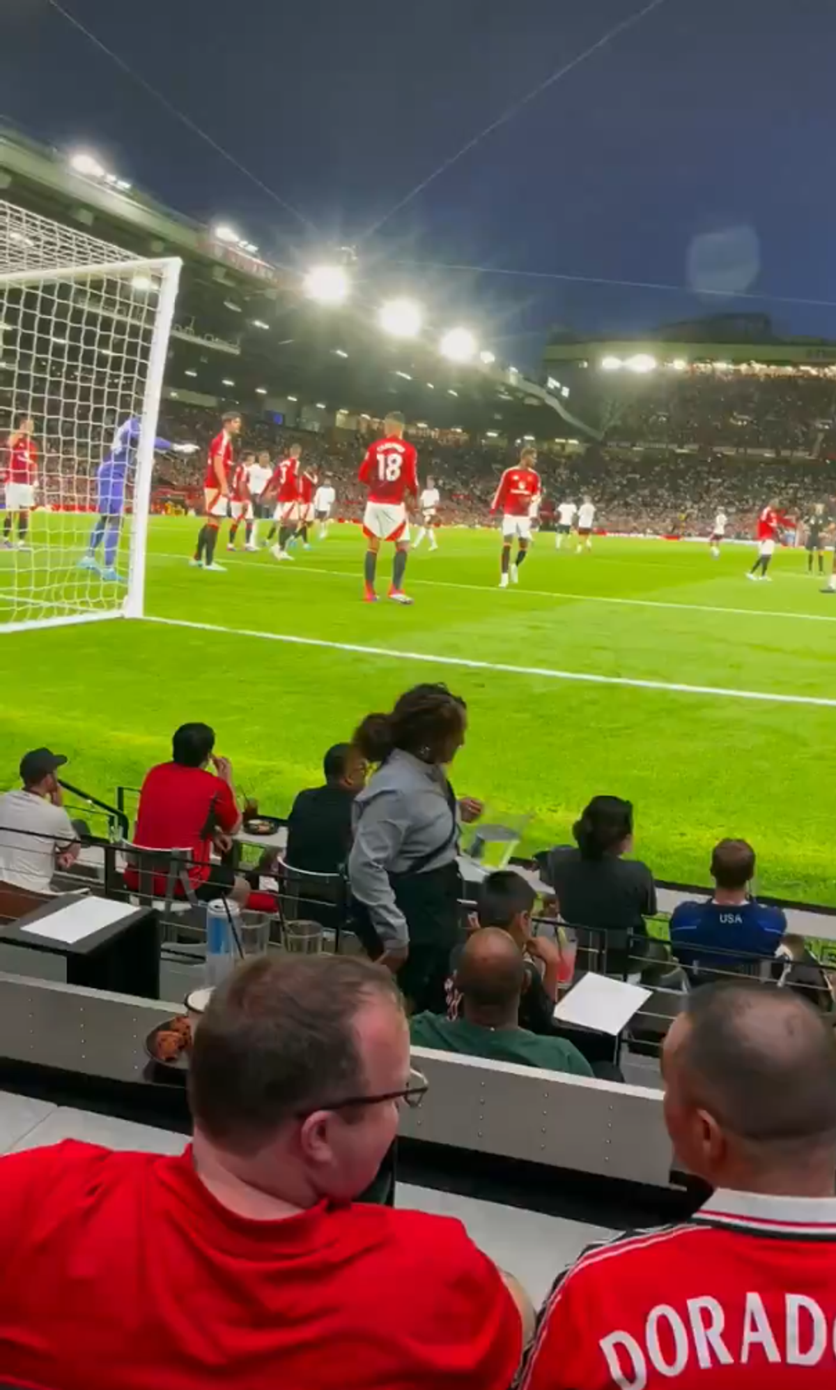 „Realitate partajată” la Manchester United - Fulham » Tehnologia incredibilă le permite fanilor din Las Vegas să vadă meciurile de parcă ar fi pe stadion: „Este o nebunie, am crezut că sunt pe Old Trafford!”