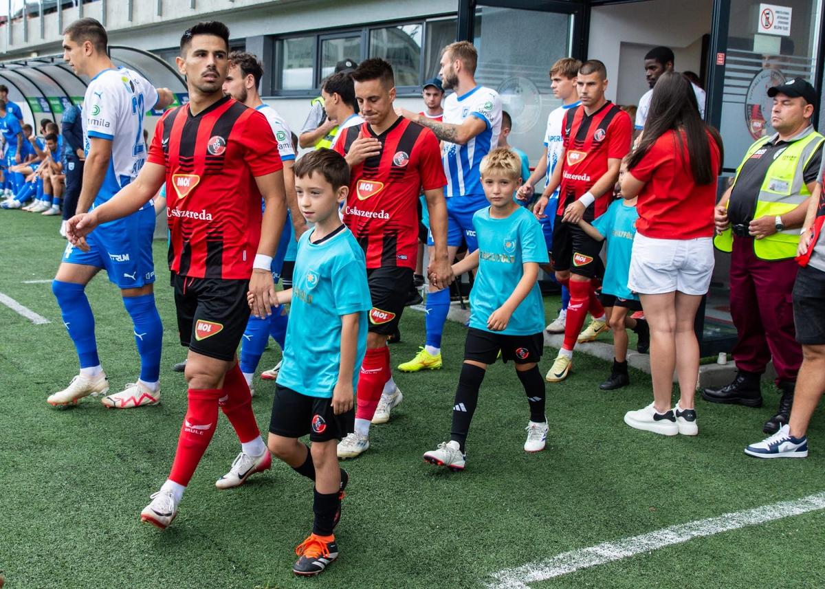 Copiii care au însoțit fotbaliștii la Csikszereda - Universitatea Craiova au purtat tricouri cu însemnele Ținutului Secuiesc