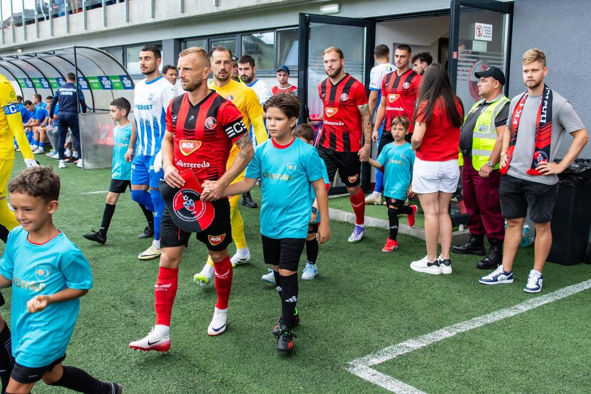 Copiii care au însoțit fotbaliștii la Csikszereda - Universitatea Craiova au purtat tricouri cu însemnele Ținutului Secuiesc