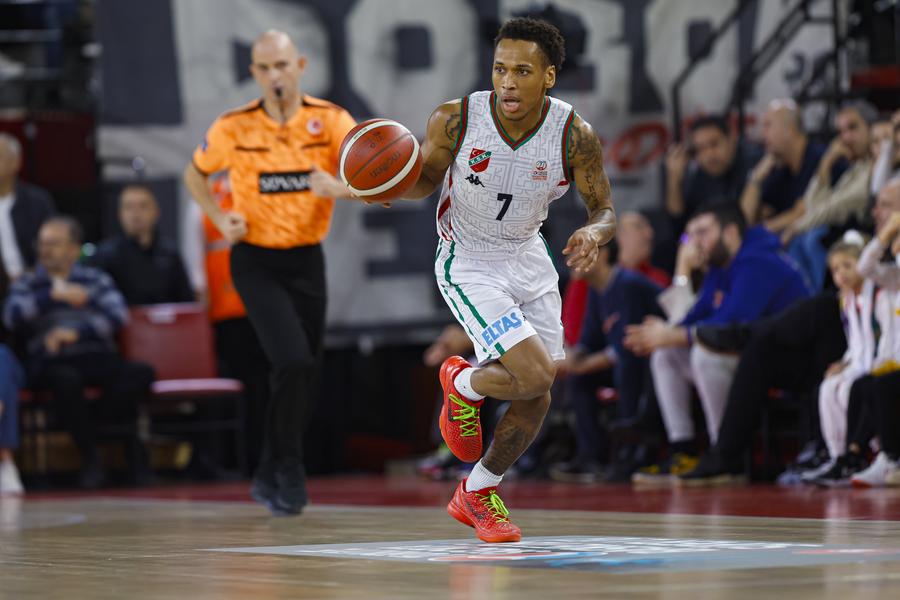 Daron Russell, noul fundaș al lui U-BT Cluj-Napoca, în maioul lui Pinar Karsiyaka/Foto: Imago Images Primele impresii de la Cluj ale lui Jeffery Taylor, baschetbalist cu 7 sezoane la Real Madrid, și ale lui Daron Russell, spectaculosul fundaș american