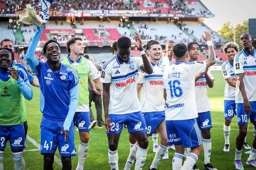 Tinerii jucători ai lui RC Strasbourg Alsace sărbătoresc victoria de la Metz (1-0) / Foto: Imago
