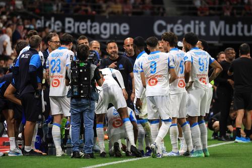 Roberto De Zerbi discută destul de nervos cu jucătorii săi într-o pauză de hidratare în partida cu Rennes (0-1) / Foto: Imago