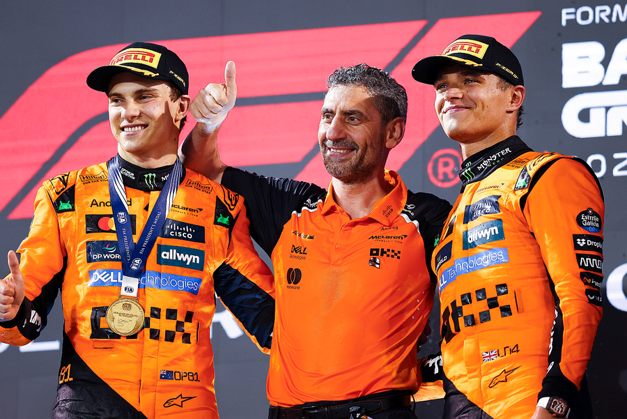 Oscar Piastri (stânga) Andrea Stella (centru), directorul McLaren, Lando Norris (dreapta). Foto: Imago Poate Max Verstappen să lupte pentru titlul mondial din Formula 1? Cum arată situația după ultimele două victorii consecutive
