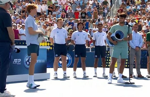 Finală retezată la Cincinnati: Carlos Alcaraz e campion, Jannik Sinner a abandonat la 0-5 » Cuvinte superbe schimbate de cei doi