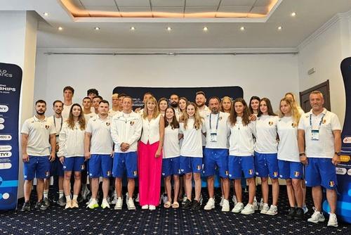 Camelia Potec și delegația României la CM de juniori Foto: Facebook/FR Natație