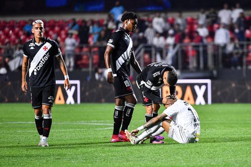 Jucătorii lui Vasco încearcă să-l consoleze pe Neymar / Foto: Imago