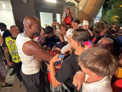 Noul jucător de la FCSB, asaltat de suporteri la stadion