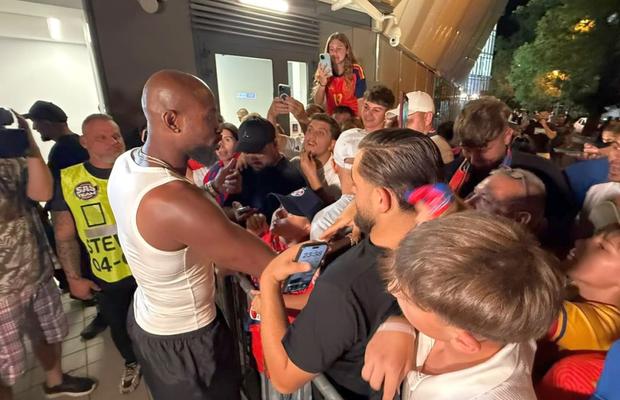 Noul jucător de la FCSB, asaltat de suporteri la stadion