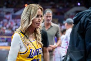 Scandal în familia Buss, cea care a deținut Lakers vreme de aproape 5 decenii, după vânzarea de 12,5 miliarde de dolari