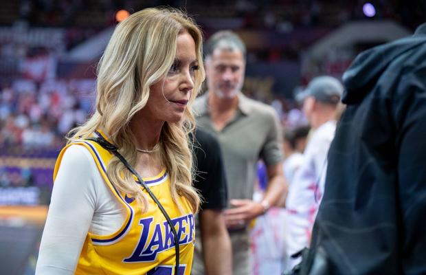 Scandal în familia Buss, cea care a deținut Lakers vreme de aproape 5 decenii, după vânzarea de 12,5 miliarde de dolari