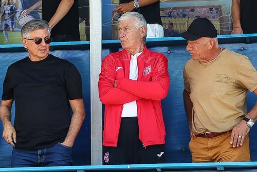 Dumitru „Țețe” Moraru, flancat de Ionuț Lupescu și „Oneață” Augustin / Sursă foto: Facebook@ CS Dinamo