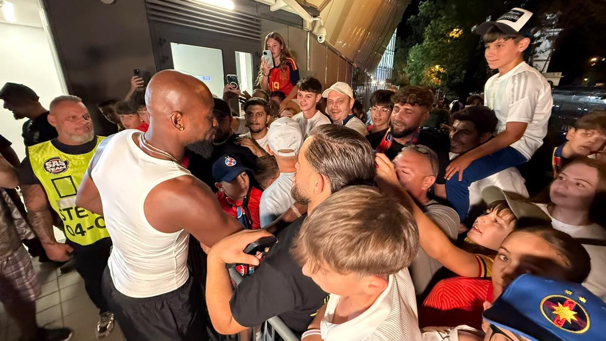 Noul jucător de la FCSB, asaltat de suporteri la stadion