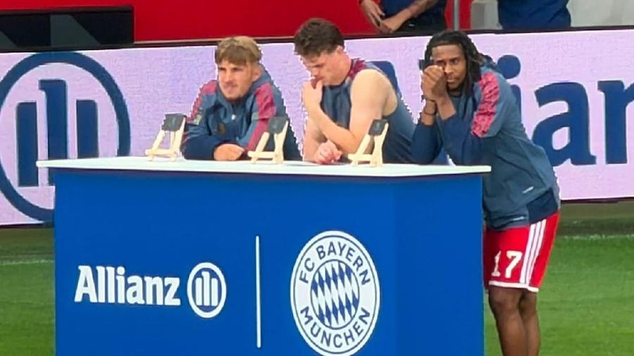 Michael Olise (dreapta) n-are niciun chef să participe la jocul-ghicitoare pus la cale de organizatori / Foto: Bild Asta ce-o vrea să însemne?! » Michael Olise îi lasă mască pe fanii lui Bayern