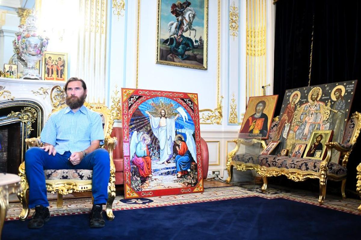 Imagini inedite cu Alexandru Tudor la Patriarhie » Ce l-a pus preotul să facă: toate privirile au fost pe fostul arbitru