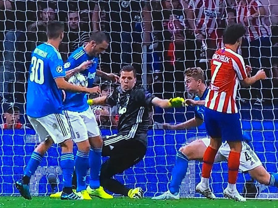 Mingea lovește brațul lui Bonucci. În spatele fundașului italian, dacă balonul trecea, se aflau doi atacanți ai lui Aletico ATLETICO - JUVENTUS 2-2 // FOTO Spaniolii acuză: nu le-a fost acordată o lovitură de la 11 metri în minutele de final