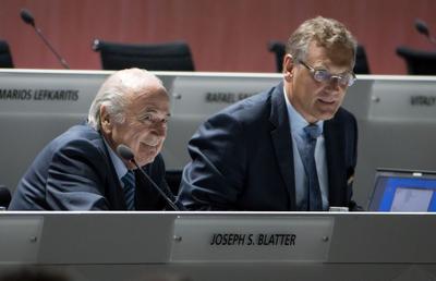 Suma uriașă pe care ar fi împărțit-o Blatter cu alți doi oficiali FIFA!
