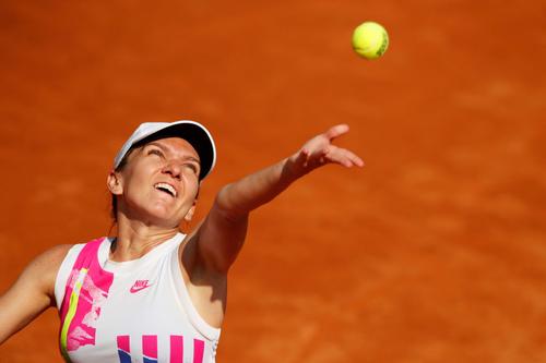 Kazaha Yulia Putintseva (25 de ani, 30 WTA) a învins-o pe conaționala Elena Rybakina (18 ani, 21 WTA), scor 4-6, 7-6(3), 6-2, și va juca în sferturile de finală de la Roma împotriva Simonei Halep (28 de ani, 2 WTA).
