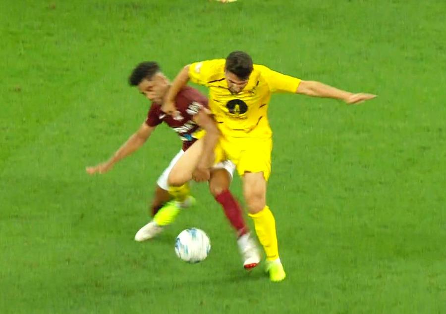 Momentul în care Ronaldo Deaconu l-a lovit pe Alami / FOTO: Captură @Telekom Sport Rapid, dezavantajată clar în meciul cu Gaz Metan » Verdictul lui Ion Crăciunescu: „Cum mai arbitrează omul ăsta în Liga1?”