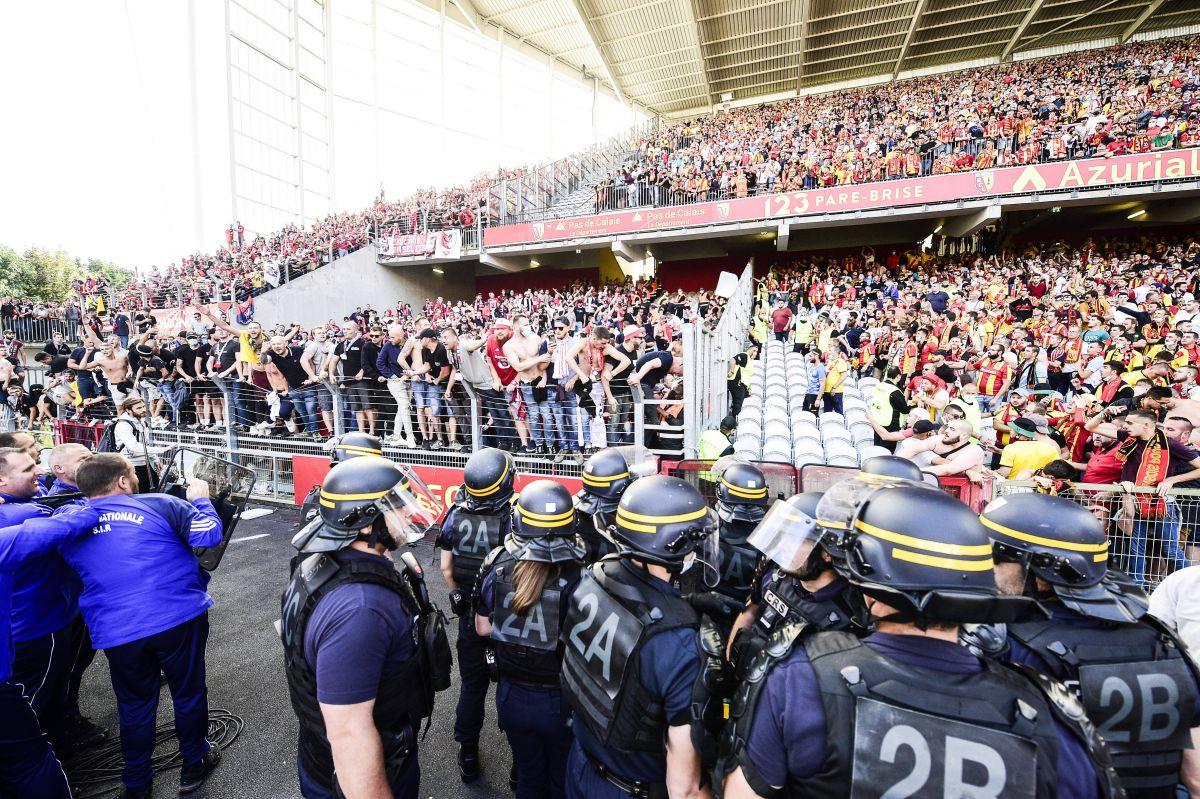 Bătaie generală la meciul campioanei din Ligue 1! Fanii au făcut prăpăd » Poliția, pe gazon